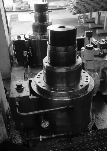 Design and application of buffer device for large hydraulic press machine 3 Conception et application d'un dispositif tampon pour une grande presse hydraulique